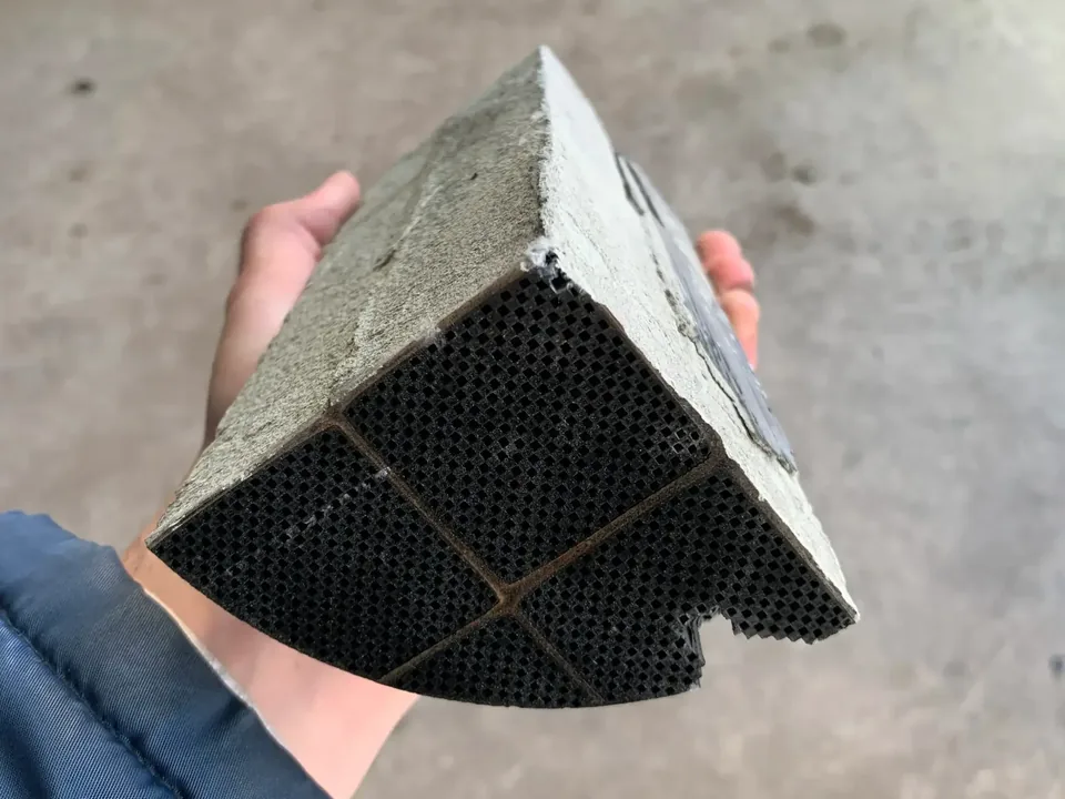 Bloque cerámico de catalizador con estructura de panal visible