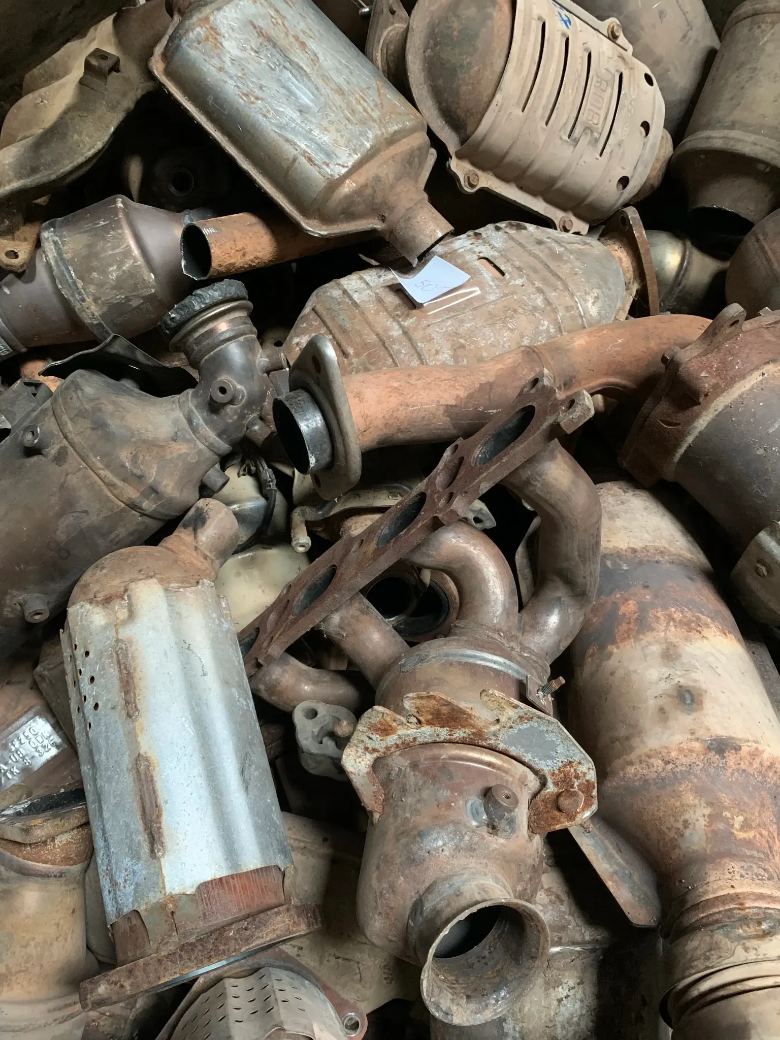 Lote real de catalíticos originales usados disponibles para evaluación