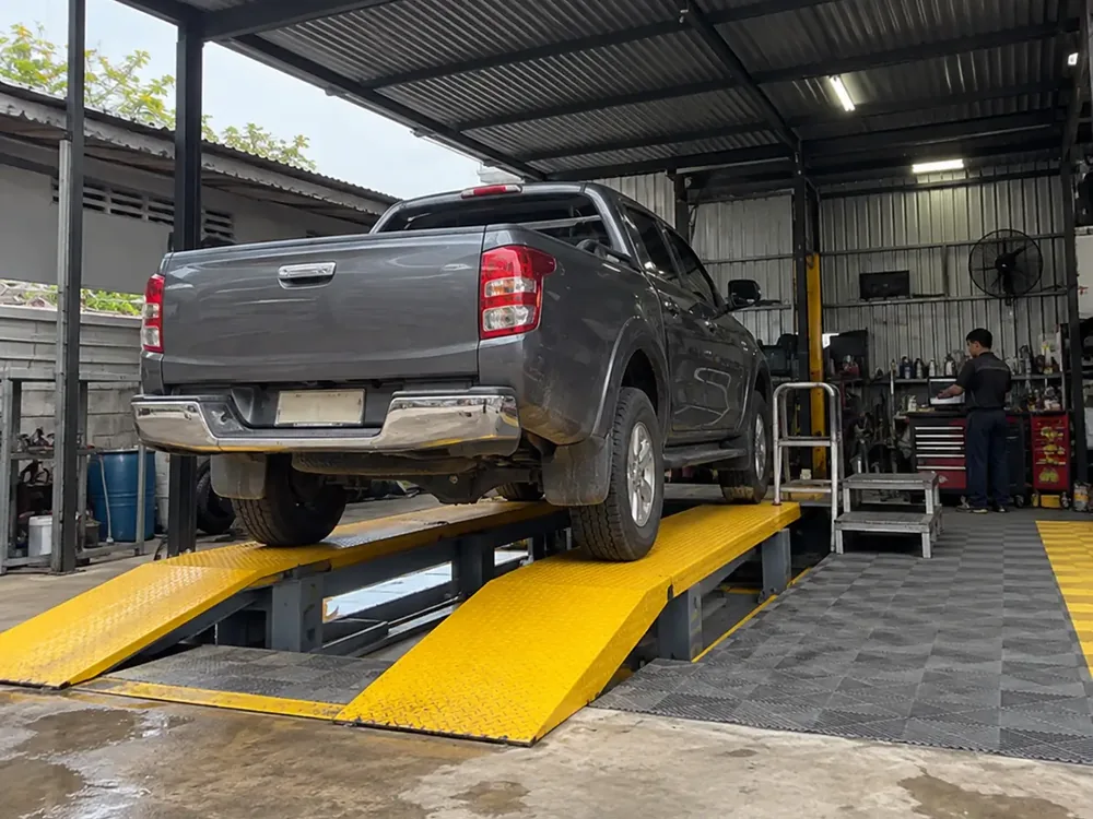 Taller automotriz con vehículo en elevador para trabajos relacionados con sistemas DPF