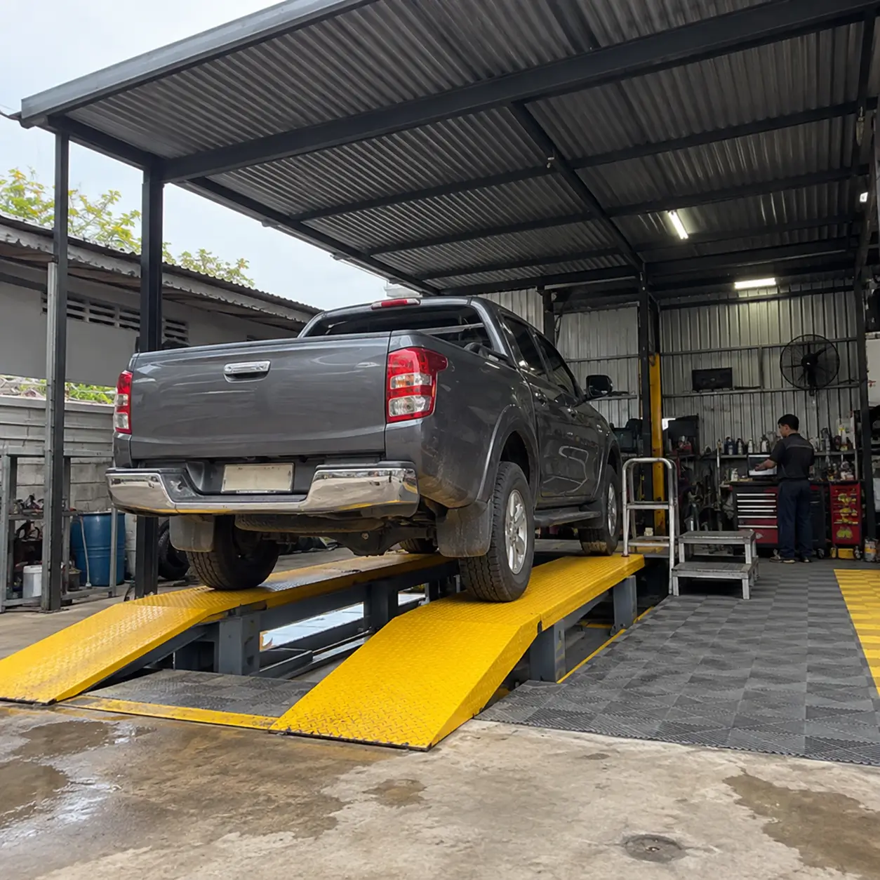 Taller automotriz con vehículo sobre elevador para trabajos de sistema DPF